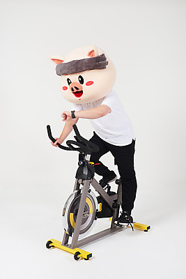 포토 JPG 스튜디오촬영 전신 남자 다이어트 새해 실내 건강 한명 사람 20대 성인 옆모습 스마트기기 운동 건강관리 한국인 돼지띠 돼지 결심 확인 흰배경 돼지캐릭터 유산소운동 동물탈 인형탈 스마트워치 성인남자한명만 스피닝 기해년 국내포토 1 뷰포인트 동물캐릭터 백그라운드 컨셉 포유류 관리 동양인 청년 내부 전자제품 운동기구 흰색 십이지신 탈 웨어러블 남자한명만 성인남자만 파일형식 2019년