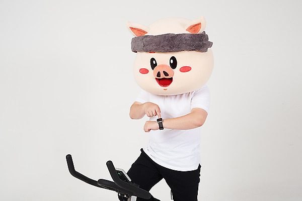 포토 JPG 스튜디오촬영 남자 다이어트 새해 실내 건강 한명 사람 상반신 20대 성인 옆모습 스마트기기 운동 건강관리 한국인 돼지띠 돼지 결심 확인 흰배경 돼지캐릭터 유산소운동 동물탈 인형탈 스마트워치 성인남자한명만 스피닝 기해년 국내포토 1 뷰포인트 동물캐릭터 백그라운드 컨셉 포유류 관리 동양인 청년 내부 전자제품 운동기구 흰색 십이지신 탈 웨어러블 남자한명만 성인남자만 파일형식 2019년