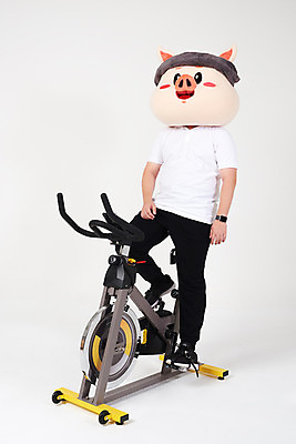 포토 JPG 스튜디오촬영 전신 남자 다이어트 실내 건강 피곤 한명 사람 20대 성인 옆모습 운동 건강관리 한국인 돼지띠 돼지 실패 결심 흰배경 돼지캐릭터 유산소운동 동물탈 인형탈 힘듦 성인남자한명만 스피닝 기해년 국내포토 1 뷰포인트 동물캐릭터 백그라운드 컨셉 포유류 관리 동양인 청년 내부 운동기구 흰색 십이지신 좌절 탈 남자한명만 성인남자만 파일형식 2019년