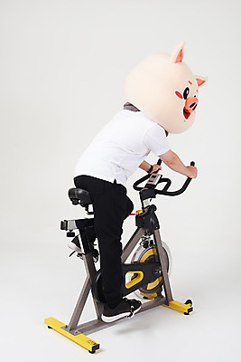 포토 JPG 스튜디오촬영 전신 남자 다이어트 실내 한명 사람 20대 성인 옆모습 운동 건강관리 한국인 돼지띠 돼지 결심 흰배경 돼지캐릭터 유산소운동 동물탈 인형탈 성인남자한명만 스피닝 기해년 국내포토 1 뷰포인트 동물캐릭터 백그라운드 컨셉 포유류 건강 관리 동양인 청년 내부 운동기구 흰색 십이지신 탈 남자한명만 성인남자만 파일형식 2019년