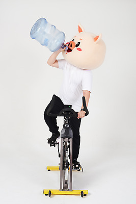 포토 JPG 스튜디오촬영 전신 남자 다이어트 실내 한명 사람 20대 성인 앞모습 운동 건강관리 한국인 마시기 돼지띠 돼지 결심 물통 흰배경 돼지캐릭터 유산소운동 동물탈 수분섭취 인형탈 성인남자한명만 스피닝 기해년 국내포토 1 뷰포인트 동물캐릭터 백그라운드 컨셉 포유류 모션 건강 관리 동양인 청년 내부 운동기구 흰색 십이지신 탈 남자한명만 성인남자만 파일형식 2019년