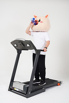 포토 JPG 스튜디오촬영 전신 남자 실내 한명 사람 20대 성인 옆모습 물 달리기 운동 건강관리 한국인 돼지띠 돼지 흰배경 런닝머신 돼지캐릭터 유산소운동 동물탈 수분섭취 인형탈 성인남자한명만 기해년 국내포토 자연요소 1 뷰포인트 동물캐릭터 백그라운드 포유류 모션 건강 관리 동양인 청년 내부 운동기구 흰색 십이지신 탈 남자한명만 성인남자만 파일형식 2019년