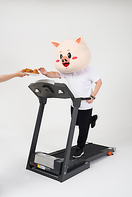 포토 JPG 스튜디오촬영 전신 손 남자 음식 다이어트 실내 한명 사람 20대 성인 옆모습 신체부위 달리기 운동 건강관리 치킨 한국인 돼지띠 돼지 손내밀기 흰배경 야식 런닝머신 돼지캐릭터 유산소운동 동물탈 인형탈 절제 성인남자한명만 기해년 국내포토 1 뷰포인트 동물캐릭터 백그라운드 포유류 모션 건강 관리 동양인 손짓 청년 내부 운동기구 흰색 십이지신 탈 닭고기요리 남자한명만 성인남자만 파일형식 2019년