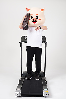 포토 JPG 스튜디오촬영 전신 응시 남자 다이어트 실내 관리 한명 사람 20대 성인 앞모습 스마트기기 수건 운동 건강관리 한국인 돼지띠 돼지 결심 확인 흰배경 땀 런닝머신 돼지캐릭터 닦기 유산소운동 동물탈 인형탈 스마트워치 성인남자한명만 기해년 국내포토 1 시선 뷰포인트 동물캐릭터 백그라운드 컨셉 포유류 모션 건강 동양인 청년 내부 전자제품 위생용품 운동기구 흰색 십이지신 탈 웨어러블 남자한명만 성인남자만 파일형식 2019년