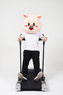 포토 JPG 스튜디오촬영 전신 남자 휴식 실내 피곤 한명 사람 20대 성인 앞모습 운동 건강관리 한국인 돼지띠 돼지 흰배경 런닝머신 돼지캐릭터 유산소운동 동물탈 인형탈 힘듦 성인남자한명만 기해년 국내포토 1 뷰포인트 동물캐릭터 백그라운드 컨셉 포유류 건강 관리 동양인 청년 내부 운동기구 흰색 십이지신 탈 남자한명만 성인남자만 파일형식 2019년