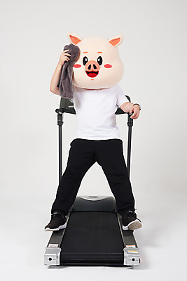 포토 JPG 스튜디오촬영 전신 남자 휴식 실내 피곤 한명 사람 20대 성인 앞모습 수건 운동 건강관리 한국인 돼지띠 돼지 흰배경 땀 런닝머신 돼지캐릭터 닦기 유산소운동 동물탈 인형탈 힘듦 성인남자한명만 기해년 국내포토 1 뷰포인트 동물캐릭터 백그라운드 컨셉 포유류 모션 건강 관리 동양인 청년 내부 위생용품 운동기구 흰색 십이지신 탈 남자한명만 성인남자만 파일형식 2019년