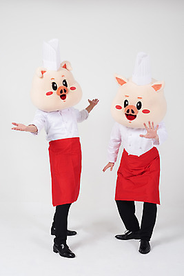 포토 JPG 스튜디오촬영 전신 남자 음식 모션 안내 실내 요리 사람 20대 성인 두명 옆모습 주방장 요리사 한국인 돼지띠 돼지 흰배경 야식 돼지캐릭터 동물탈 인형탈 성인남자만 기해년 국내포토 직업 뷰포인트 동물캐릭터 백그라운드 포유류 동양인 청년 내부 흰색 십이지신 탈 남자만 성인만 파일형식 2019년