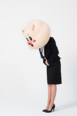 포토 JPG 스튜디오촬영 전신 여자 비즈니스 실내 한명 사람 정장 20대 성인 옆모습 한국인 인사 돼지띠 돼지 직장인 비즈니스우먼 자신감 흰배경 돼지캐릭터 사원증 공손 동물탈 인형탈 성인여자한명만 기해년 국내포토 직업 1 옷 감정 뷰포인트 동물캐릭터 포유류 동양인 청년 내부 흰색 십이지신 예절 탈 여자한명만 성인여자만 파일형식 2019년 동물 캐릭터 컬러 가면 인종 연도 여자만 성인만
