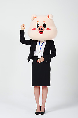 포토 JPG 스튜디오촬영 전신 여자 비즈니스 응원 실내 한명 사람 정장 20대 성인 앞모습 손들기 파이팅 힘 한국인 돼지띠 돼지 직장인 비즈니스우먼 자신감 흰배경 격려 돼지캐릭터 사원증 동물탈 인형탈 성인여자한명만 기해년 국내포토 직업 1 옷 감정 뷰포인트 동물캐릭터 백그라운드 포유류 모션 동양인 청년 내부 흰색 십이지신 탈 여자한명만 성인여자만 파일형식 2019년