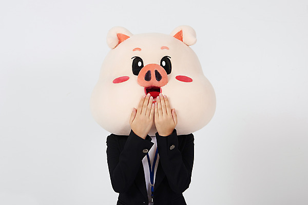 포토 JPG 스튜디오촬영 여자 비즈니스 실내 한명 사람 정장 상반신 20대 성인 앞모습 놀람 한국인 동경 돼지띠 돼지 직장인 비즈니스우먼 흰배경 돼지캐릭터 사원증 동물탈 인형탈 성인여자한명만 기해년 국내포토 직업 1 옷 감정 뷰포인트 동물캐릭터 백그라운드 포유류 표정 동양인 청년 내부 흰색 십이지신 탈 여자한명만 성인여자만 파일형식 2019년