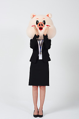 포토 JPG 스튜디오촬영 전신 여자 비즈니스 실내 말하기 한명 서기 사람 정장 20대 성인 앞모습 한국인 돼지띠 돼지 직장인 비즈니스우먼 자신감 흰배경 돼지캐릭터 사원증 동물탈 인형탈 성인여자한명만 기해년 국내포토 직업 1 옷 감정 뷰포인트 동물캐릭터 백그라운드 포유류 모션 동양인 청년 내부 흰색 십이지신 탈 여자한명만 성인여자만 파일형식 2019년