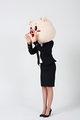 포토 JPG 스튜디오촬영 전신 여자 비즈니스 실내 말하기 한명 사람 정장 20대 성인 옆모습 한국인 돼지띠 돼지 직장인 비즈니스우먼 자신감 흰배경 돼지캐릭터 사원증 동물탈 인형탈 성인여자한명만 기해년 국내포토 직업 1 옷 감정 뷰포인트 동물캐릭터 백그라운드 포유류 모션 동양인 청년 내부 흰색 십이지신 탈 여자한명만 성인여자만 파일형식 2019년