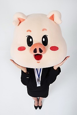 포토 JPG 스튜디오촬영 전신 여자 비즈니스 실내 한명 서기 사람 정장 20대 성인 앞모습 귀여움 한국인 돼지띠 돼지 직장인 비즈니스우먼 자신감 수줍음 흰배경 돼지캐릭터 사원증 꽃받침 동물탈 인형탈 성인여자한명만 기해년 국내포토 직업 1 옷 감정 뷰포인트 동물캐릭터 백그라운드 컨셉 포유류 모션 동양인 손짓 청년 내부 흰색 십이지신 탈 여자한명만 성인여자만 파일형식 2019년