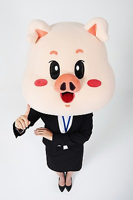 포토 JPG 스튜디오촬영 전신 여자 비즈니스 실내 한명 사람 정장 20대 성인 앞모습 하이앵글 한국인 검지손가락 돼지띠 돼지 직장인 비즈니스우먼 자신감 흰배경 돼지캐릭터 사원증 동물탈 인형탈 한가지 성인여자한명만 기해년 국내포토 직업 1 옷 감정 뷰포인트 동물캐릭터 백그라운드 포유류 손가락 동양인 청년 내부 흰색 십이지신 탈 여자한명만 성인여자만 파일형식 2019년