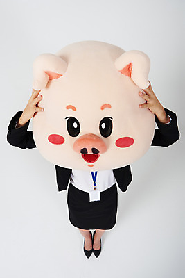 포토 JPG 스튜디오촬영 전신 여자 비즈니스 스트레스 실내 한명 서기 사람 정장 20대 성인 앞모습 하이앵글 머리 고통 한국인 돼지띠 돼지 직장인 비즈니스우먼 흰배경 두통 돼지캐릭터 사원증 동물탈 인형탈 성인여자한명만 기해년 국내포토 직업 1 옷 감정 뷰포인트 동물캐릭터 백그라운드 포유류 모션 동양인 청년 내부 신체부위 흰색 십이지신 질병 탈 여자한명만 성인여자만 파일형식 2019년