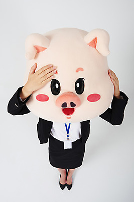 포토 JPG 스튜디오촬영 전신 여자 비즈니스 스트레스 실내 한명 사람 정장 20대 성인 앞모습 하이앵글 머리 고통 한국인 돼지띠 돼지 직장인 비즈니스우먼 흰배경 두통 돼지캐릭터 사원증 동물탈 인형탈 성인여자한명만 기해년 국내포토 직업 1 옷 감정 뷰포인트 동물캐릭터 백그라운드 포유류 동양인 청년 내부 신체부위 흰색 십이지신 질병 탈 여자한명만 성인여자만 파일형식 2019년