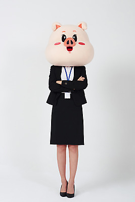 포토 JPG 스튜디오촬영 전신 여자 비즈니스 실내 한명 서기 사람 정장 20대 성인 앞모습 팔짱 한국인 돼지띠 돼지 직장인 비즈니스우먼 자신감 흰배경 돼지캐릭터 사원증 동물탈 인형탈 성인여자한명만 기해년 국내포토 직업 1 옷 감정 뷰포인트 동물캐릭터 백그라운드 포유류 모션 동양인 청년 내부 흰색 십이지신 탈 여자한명만 성인여자만 파일형식 2019년