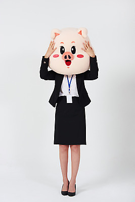 포토 JPG 스튜디오촬영 전신 여자 비즈니스 실내 한명 사람 정장 20대 성인 앞모습 고통 한국인 돼지띠 돼지 직장인 비즈니스우먼 흰배경 두통 돼지캐릭터 사원증 동물탈 인형탈 성인여자한명만 기해년 국내포토 직업 1 옷 감정 뷰포인트 동물캐릭터 백그라운드 포유류 동양인 청년 내부 흰색 십이지신 질병 탈 여자한명만 성인여자만 파일형식 2019년