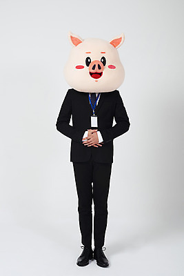 포토 JPG 스튜디오촬영 전신 남자 비즈니스 실내 한명 서기 사람 정장 20대 성인 앞모습 한국인 인사 돼지띠 돼지 직장인 비즈니스맨 자신감 흰배경 돼지캐릭터 사원증 공손 동물탈 인형탈 정중 성인남자한명만 기해년 국내포토 직업 1 옷 감정 뷰포인트 동물캐릭터 백그라운드 컨셉 포유류 모션 동양인 청년 내부 흰색 십이지신 예절 탈 남자한명만 성인남자만 파일형식 2019년