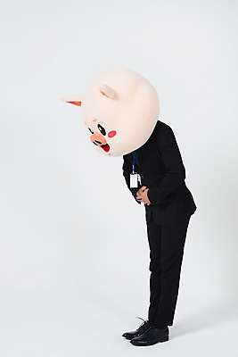 포토 JPG 스튜디오촬영 전신 남자 비즈니스 실내 한명 사람 정장 20대 성인 옆모습 한국인 인사 돼지띠 돼지 직장인 비즈니스맨 흰배경 돼지캐릭터 경례 사원증 공손 동물탈 인형탈 정중 성인남자한명만 기해년 국내포토 직업 1 옷 뷰포인트 동물캐릭터 백그라운드 컨셉 포유류 동양인 청년 내부 흰색 십이지신 예절 탈 남자한명만 성인남자만 파일형식 2019년