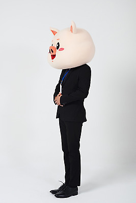 포토 JPG 스튜디오촬영 전신 남자 비즈니스 실내 한명 서기 사람 정장 20대 성인 옆모습 한국인 돼지띠 돼지 직장인 비즈니스맨 자신감 흰배경 돼지캐릭터 사원증 공손 동물탈 인형탈 정중 성인남자한명만 기해년 국내포토 직업 1 옷 감정 뷰포인트 동물캐릭터 백그라운드 컨셉 포유류 모션 동양인 청년 내부 흰색 십이지신 탈 남자한명만 성인남자만 파일형식 2019년