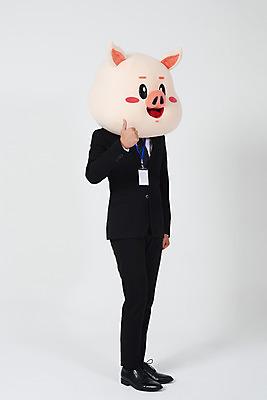 포토 JPG 스튜디오촬영 전신 남자 비즈니스 실내 한명 사람 정장 20대 성인 옆모습 한국인 엄지손가락 최고 돼지띠 돼지 직장인 비즈니스맨 자신감 흰배경 돼지캐릭터 사원증 동물탈 인형탈 성인남자한명만 기해년 국내포토 직업 1 옷 감정 뷰포인트 동물캐릭터 백그라운드 포유류 손가락 동양인 청년 내부 흰색 십이지신 탈 남자한명만 성인남자만 파일형식 2019년
