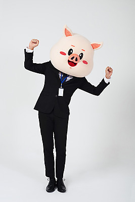 포토 JPG 스튜디오촬영 전신 남자 비즈니스 실내 한명 사람 정장 20대 성인 앞모습 한국인 돼지띠 돼지 직장인 비즈니스맨 자신감 즐거움 흰배경 돼지캐릭터 사원증 동물탈 인형탈 성인남자한명만 기해년 국내포토 직업 1 옷 감정 뷰포인트 동물캐릭터 백그라운드 포유류 동양인 청년 내부 흰색 십이지신 탈 남자한명만 성인남자만 파일형식 2019년