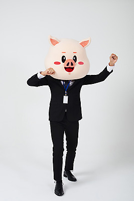 포토 JPG 스튜디오촬영 전신 남자 비즈니스 실내 한명 사람 정장 20대 성인 앞모습 손들기 한국인 돼지띠 돼지 직장인 비즈니스맨 자신감 즐거움 흰배경 돼지캐릭터 사원증 동물탈 인형탈 성인남자한명만 기해년 국내포토 직업 1 옷 감정 뷰포인트 동물캐릭터 백그라운드 포유류 모션 동양인 청년 내부 흰색 십이지신 탈 남자한명만 성인남자만 파일형식 2019년