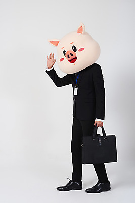포토 JPG 스튜디오촬영 전신 남자 서류가방 비즈니스 실내 한명 사람 정장 20대 성인 옆모습 손들기 걷기 한국인 예절 인사 돼지띠 돼지 직장인 비즈니스맨 흰배경 돼지캐릭터 사원증 동물탈 반가움 인형탈 성인남자한명만 기해년 국내포토 직업 1 옷 감정 뷰포인트 동물캐릭터 백그라운드 가방 포유류 모션 동양인 청년 내부 흰색 십이지신 탈 남자한명만 성인남자만 파일형식 2019년