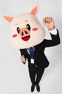 포토 JPG 스튜디오촬영 전신 남자 비즈니스 응원 실내 한명 서기 사람 정장 20대 성인 앞모습 하이앵글 파이팅 한국인 돼지띠 돼지 직장인 비즈니스맨 흰배경 격려 돼지캐릭터 사원증 동물탈 인형탈 성인남자한명만 기해년 국내포토 직업 1 옷 감정 뷰포인트 동물캐릭터 백그라운드 포유류 모션 동양인 청년 내부 흰색 십이지신 탈 남자한명만 성인남자만 파일형식 2019년