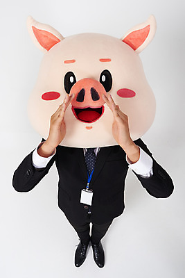 포토 JPG 스튜디오촬영 전신 남자 비즈니스 실내 한명 서기 사람 정장 20대 성인 앞모습 하이앵글 외침 한국인 돼지띠 돼지 직장인 비즈니스맨 흰배경 전달 돼지캐릭터 사원증 동물탈 인형탈 성인남자한명만 기해년 국내포토 직업 1 옷 뷰포인트 동물캐릭터 백그라운드 포유류 모션 동양인 청년 내부 소리 흰색 십이지신 탈 남자한명만 성인남자만 파일형식 2019년