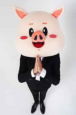 포토 JPG 스튜디오촬영 전신 남자 비즈니스 실내 한명 서기 사람 정장 20대 성인 앞모습 하이앵글 한국인 기도 돼지띠 돼지 직장인 비즈니스맨 사과 흰배경 돼지캐릭터 용서 사원증 동물탈 염원 인형탈 성인남자한명만 기해년 국내포토 직업 1 옷 뷰포인트 동물캐릭터 백그라운드 컨셉 과일 포유류 모션 동양인 청년 내부 흰색 십이지신 탈 남자한명만 성인남자만 파일형식 2019년