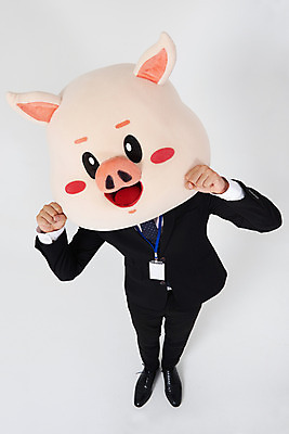 포토 JPG 스튜디오촬영 전신 남자 비즈니스 실내 한명 서기 사람 정장 20대 성인 앞모습 하이앵글 귀여움 한국인 돼지띠 돼지 직장인 비즈니스맨 수줍음 흰배경 돼지캐릭터 사원증 동물탈 애교 인형탈 성인남자한명만 기해년 국내포토 직업 1 옷 감정 뷰포인트 동물캐릭터 백그라운드 컨셉 포유류 모션 동양인 청년 내부 흰색 십이지신 탈 남자한명만 성인남자만 파일형식 2019년