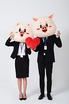 포토 JPG 스튜디오촬영 전신 커플 여자 남자 비즈니스 실내 사랑 서기 들기 사람 정장 20대 성인 두명 앞모습 한국인 하트 돼지띠 돼지 직장인 비즈니스맨 비즈니스우먼 흰배경 하트쿠션 돼지캐릭터 사원증 손하트 동물탈 사내연애 인형탈 성인만 기해년 국내포토 모양 직업 옷 감정 뷰포인트 동물캐릭터 백그라운드 쿠션 포유류 관계 모션 동양인 손짓 청년 내부 흰색 십이지신 탈 파일형식 2019년