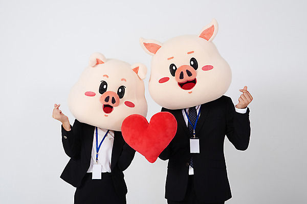 포토 JPG 스튜디오촬영 커플 여자 남자 비즈니스 실내 사랑 들기 사람 정장 상반신 20대 성인 두명 앞모습 한국인 하트 돼지띠 돼지 직장인 비즈니스맨 비즈니스우먼 흰배경 하트쿠션 돼지캐릭터 사원증 손하트 동물탈 사내연애 인형탈 성인만 기해년 국내포토 모양 직업 옷 감정 뷰포인트 동물캐릭터 백그라운드 쿠션 포유류 관계 모션 동양인 손짓 청년 내부 흰색 십이지신 탈 파일형식 2019년