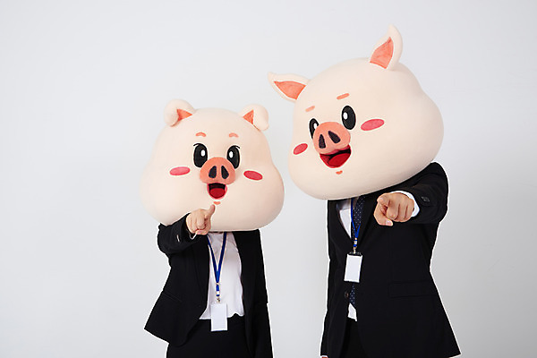 포토 JPG 스튜디오촬영 여자 남자 비즈니스 손가락 실내 사람 정장 상반신 20대 성인 두명 앞모습 옆모습 한국인 가리킴 돼지띠 돼지 직장인 비즈니스맨 비즈니스우먼 흰배경 돼지캐릭터 사원증 동물탈 인형탈 지목 성인만 기해년 국내포토 직업 손 옷 뷰포인트 동물캐릭터 백그라운드 포유류 동양인 손짓 청년 내부 흰색 십이지신 탈 파일형식 2019년