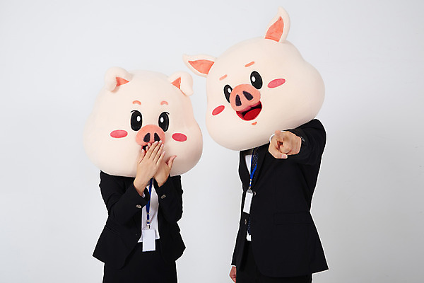 포토 JPG 스튜디오촬영 여자 남자 비즈니스 실내 사람 정장 상반신 20대 성인 두명 앞모습 옆모습 놀람 한국인 가리킴 돼지띠 돼지 직장인 비즈니스맨 비즈니스우먼 비밀 흰배경 돼지캐릭터 사원증 동물탈 인형탈 지목 성인만 기해년 국내포토 직업 옷 감정 뷰포인트 동물캐릭터 백그라운드 컨셉 포유류 표정 동양인 손짓 청년 내부 흰색 십이지신 탈 파일형식 2019년