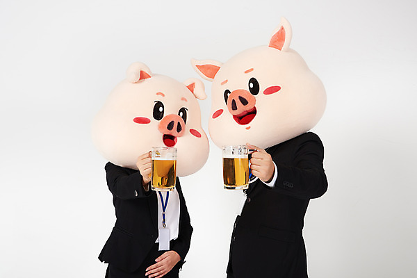 포토 JPG 스튜디오촬영 커플 여자 남자 비즈니스 맥주 실내 사람 정장 상반신 20대 성인 두명 옆모습 한국인 돼지띠 돼지 직장인 비즈니스맨 비즈니스우먼 흰배경 건배 맥주잔 돼지캐릭터 사원증 동물탈 인형탈 성인만 기해년 국내포토 직업 옷 뷰포인트 동물캐릭터 백그라운드 술잔 포유류 관계 주류 동양인 청년 내부 흰색 십이지신 탈 파일형식 2019년