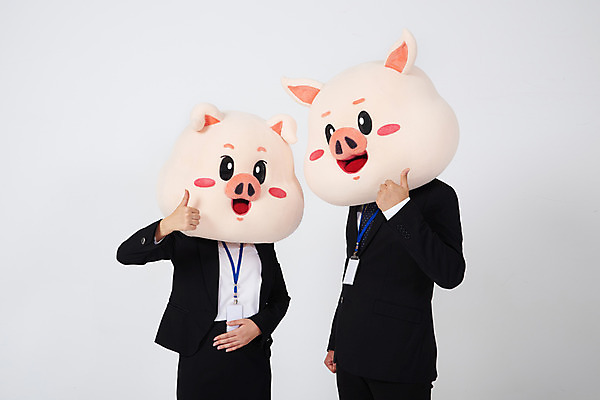 포토 JPG 스튜디오촬영 여자 남자 비즈니스 실내 사람 정장 상반신 20대 성인 두명 옆모습 한국인 엄지손가락 최고 돼지띠 돼지 직장인 비즈니스맨 비즈니스우먼 흰배경 텔레마케팅 돼지캐릭터 통화 사원증 동물탈 인형탈 성인만 기해년 국내포토 직업 옷 뷰포인트 동물캐릭터 백그라운드 포유류 손가락 모션 동양인 청년 내부 흰색 십이지신 서비스업 탈 파일형식 2019년
