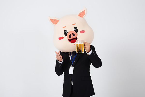 포토 JPG 스튜디오촬영 남자 비즈니스 맥주 실내 한명 사람 정장 상반신 20대 성인 앞모습 한국인 돼지띠 돼지 직장인 비즈니스맨 흰배경 맥주잔 돼지캐릭터 사원증 손하트 동물탈 인형탈 성인남자한명만 기해년 국내포토 직업 1 옷 뷰포인트 동물캐릭터 백그라운드 술잔 포유류 주류 동양인 손짓 청년 내부 흰색 십이지신 탈 남자한명만 성인남자만 파일형식 2019년