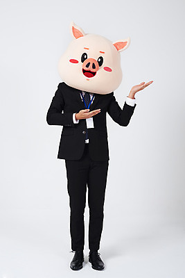 포토 JPG 스튜디오촬영 전신 남자 비즈니스 안내 실내 한명 서기 사람 정장 손짓 20대 성인 앞모습 한국인 돼지띠 돼지 직장인 비즈니스맨 흰배경 돼지캐릭터 사원증 동물탈 인형탈 성인남자한명만 기해년 국내포토 직업 1 옷 뷰포인트 동물캐릭터 포유류 모션 동양인 청년 내부 흰색 십이지신 탈 남자한명만 성인남자만 파일형식 2019년 동물 캐릭터 컬러 가면 인종 연도 남자만 성인만