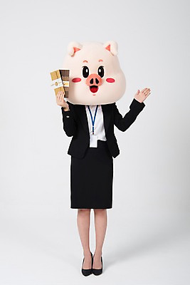 포토 JPG 스튜디오촬영 전신 여자 명절 비즈니스 실내 선물 한명 서기 들기 사람 정장 손짓 20대 성인 앞모습 금융 한국인 돼지띠 돼지 직장인 비즈니스우먼 흰배경 상품권 돼지캐릭터 사원증 동물탈 인형탈 성인여자한명만 기해년 국내포토 직업 1 전통 옷 기념일 뷰포인트 동물캐릭터 백그라운드 포유류 모션 동양인 청년 내부 경제 흰색 십이지신 탈 여자한명만 성인여자만 파일형식 2019년