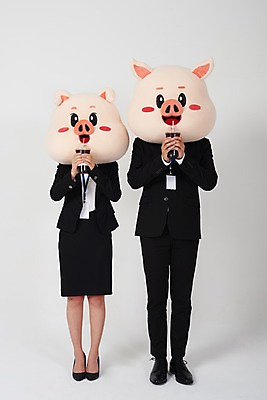 포토 JPG 스튜디오촬영 전신 커플 여자 남자 커피 비즈니스 실내 서기 사람 정장 20대 성인 두명 앞모습 한국인 마시기 돼지띠 돼지 직장인 비즈니스맨 비즈니스우먼 흰배경 돼지캐릭터 사원증 동물탈 인형탈 성인만 기해년 국내포토 직업 옷 음료 뷰포인트 동물캐릭터 백그라운드 포유류 관계 모션 동양인 청년 내부 흰색 십이지신 탈 파일형식 2019년