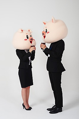 포토 JPG 스튜디오촬영 전신 커플 여자 남자 커피 비즈니스 실내 대화 사람 정장 20대 성인 두명 옆모습 마주보기 한국인 돼지띠 돼지 직장인 비즈니스맨 비즈니스우먼 흰배경 돼지캐릭터 사원증 동물탈 인형탈 성인만 기해년 국내포토 직업 옷 음료 뷰포인트 동물캐릭터 백그라운드 포유류 관계 모션 말하기 동양인 청년 내부 흰색 십이지신 탈 파일형식 2019년