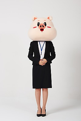 포토 JPG 스튜디오촬영 전신 여자 회사 비즈니스 실내 한명 서기 사람 정장 20대 성인 앞모습 한국인 돼지띠 돼지 비즈니스우먼 흰배경 돼지캐릭터 손모으기 긴장 사원증 동물탈 인형탈 성인여자한명만 기해년 국내포토 1 옷 감정 뷰포인트 동물캐릭터 백그라운드 포유류 모션 동양인 손짓 청년 내부 흰색 십이지신 직장인 탈 여자한명만 성인여자만 파일형식 2019년