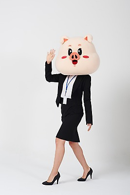 포토 JPG 스튜디오촬영 전신 여자 비즈니스 실내 한명 사람 정장 20대 성인 옆모습 걷기 한국인 돼지띠 돼지 비즈니스우먼 흰배경 손인사 돼지캐릭터 사원증 동물탈 인형탈 성인여자한명만 기해년 국내포토 1 옷 뷰포인트 동물캐릭터 백그라운드 포유류 모션 동양인 청년 내부 흰색 십이지신 인사 직장인 탈 여자한명만 성인여자만 파일형식 2019년