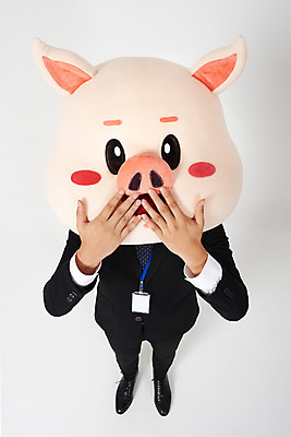 포토 JPG 스튜디오촬영 전신 남자 감정 비즈니스 실내 한명 사람 정장 20대 성인 앞모습 하이앵글 놀람 한국인 돼지띠 돼지 비즈니스맨 호기심 흰배경 돼지캐릭터 사원증 감탄 동물탈 인형탈 성인남자한명만 기해년 국내포토 1 옷 뷰포인트 동물캐릭터 백그라운드 컨셉 포유류 표정 동양인 청년 내부 흰색 십이지신 직장인 탈 남자한명만 성인남자만 파일형식 2019년
