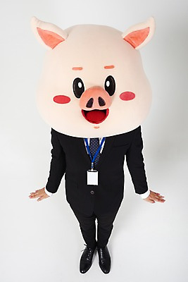 포토 JPG 스튜디오촬영 전신 남자 비즈니스 실내 한명 사람 정장 20대 성인 앞모습 하이앵글 귀여움 한국인 돼지띠 돼지 비즈니스맨 흰배경 돼지캐릭터 사원증 동물탈 인형탈 성인남자한명만 기해년 국내포토 1 옷 뷰포인트 동물캐릭터 백그라운드 컨셉 포유류 동양인 청년 내부 흰색 십이지신 직장인 탈 남자한명만 성인남자만 파일형식 2019년