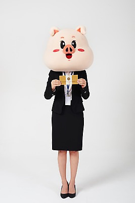 포토 JPG 스튜디오촬영 전신 여자 명절 비즈니스 실내 선물 한명 서기 들기 사람 정장 20대 성인 앞모습 한국인 돼지띠 돼지 비즈니스우먼 흰배경 상품권 돼지캐릭터 사원증 동물탈 인형탈 성인여자한명만 기해년 국내포토 1 전통 옷 기념일 뷰포인트 동물캐릭터 백그라운드 포유류 모션 동양인 청년 내부 흰색 십이지신 직장인 탈 여자한명만 성인여자만 파일형식 2019년