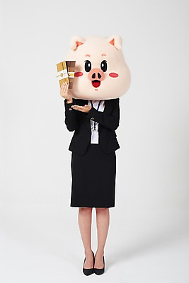 포토 JPG 스튜디오촬영 전신 여자 명절 비즈니스 실내 선물 한명 서기 들기 사람 정장 손짓 20대 성인 앞모습 한국인 돼지띠 돼지 비즈니스우먼 흰배경 상품권 돼지캐릭터 사원증 동물탈 인형탈 성인여자한명만 기해년 국내포토 1 전통 옷 기념일 뷰포인트 동물캐릭터 백그라운드 포유류 모션 동양인 청년 내부 흰색 십이지신 직장인 탈 여자한명만 성인여자만 파일형식 2019년
